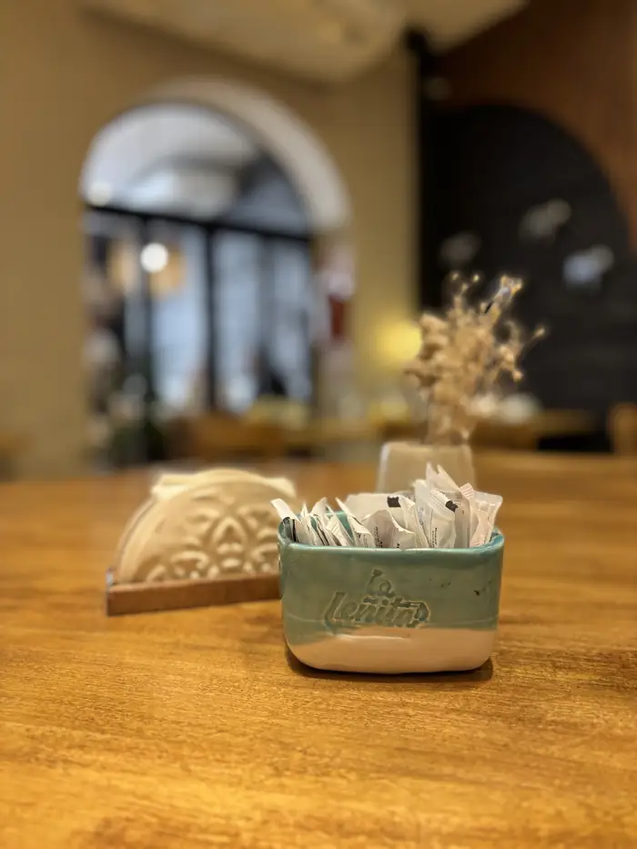 Azucarera de cerámica con logo del café sobre la barra