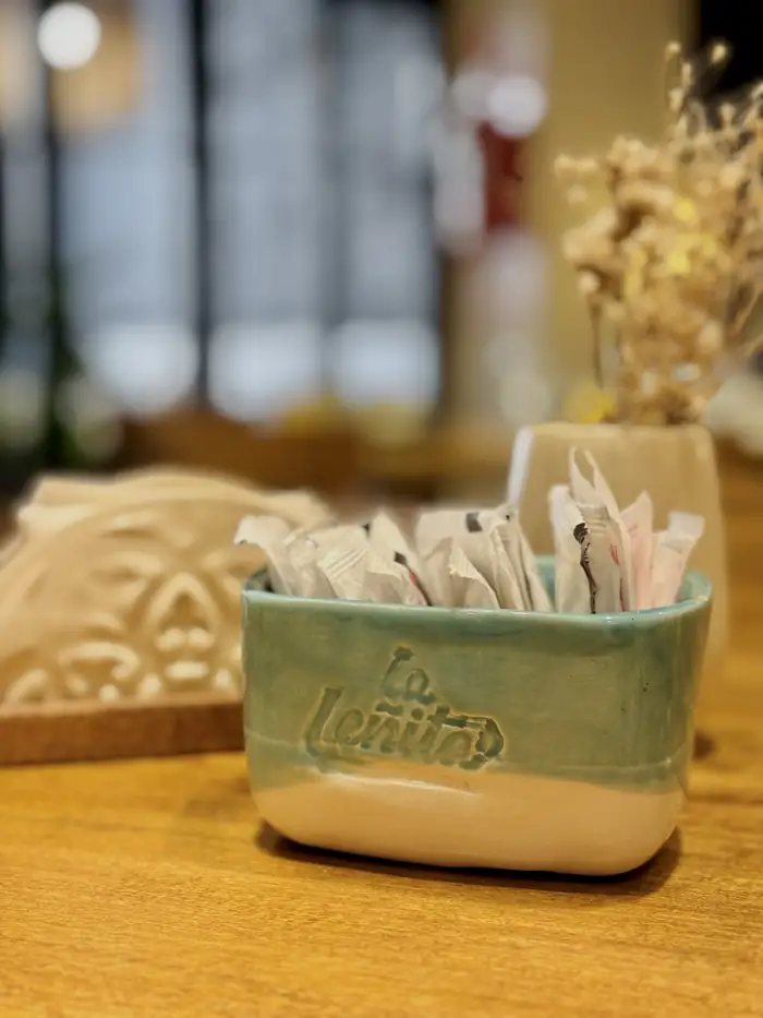 Pieza de cerámica con logo hecho a mano para cafetería