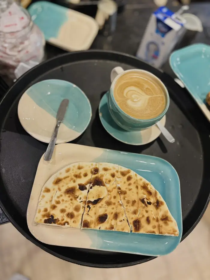 Bandeja y plato de línea exclusiva con tostado y café