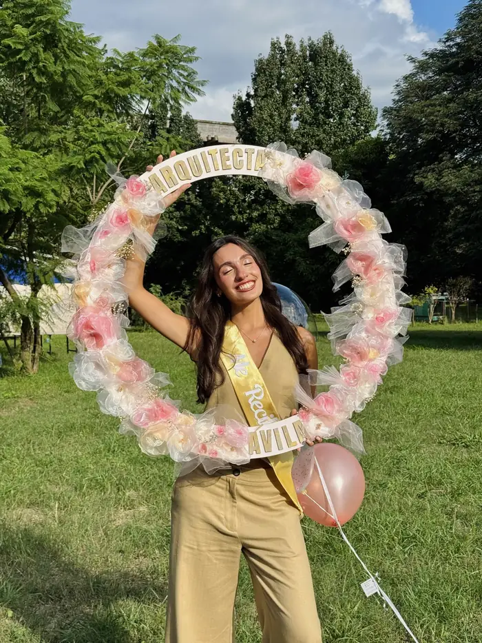 Recién recibida festejando con su aro floral personalizado de arquitecta