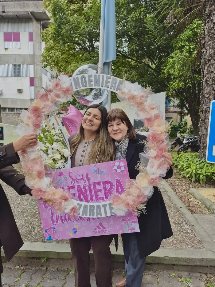 Festejo de recibida de ingeniera con aro floral