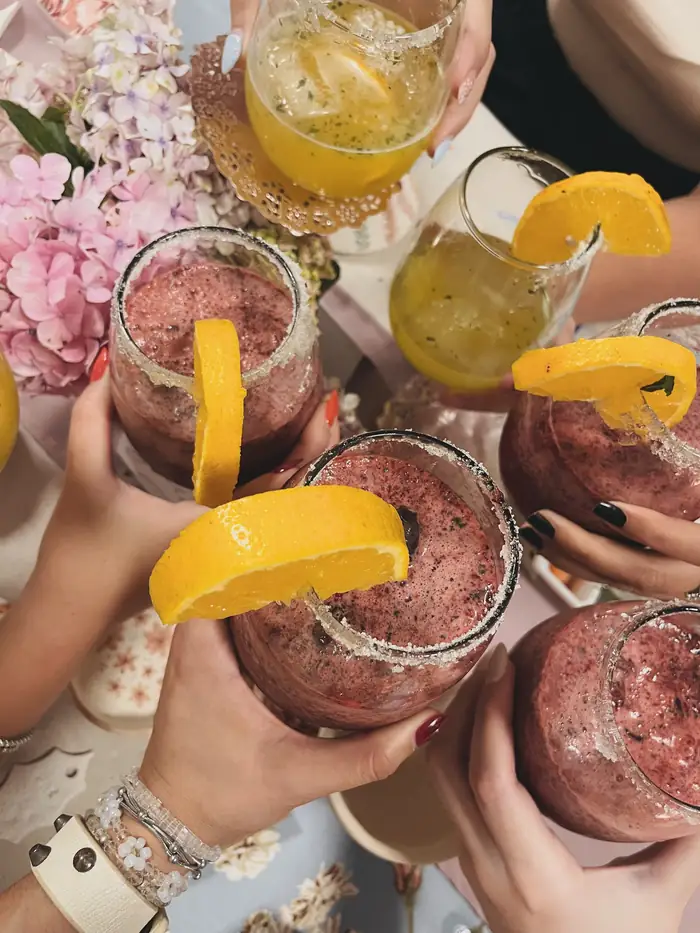 Brindis con tragos y flores durante un encuentro CERAMIGAS