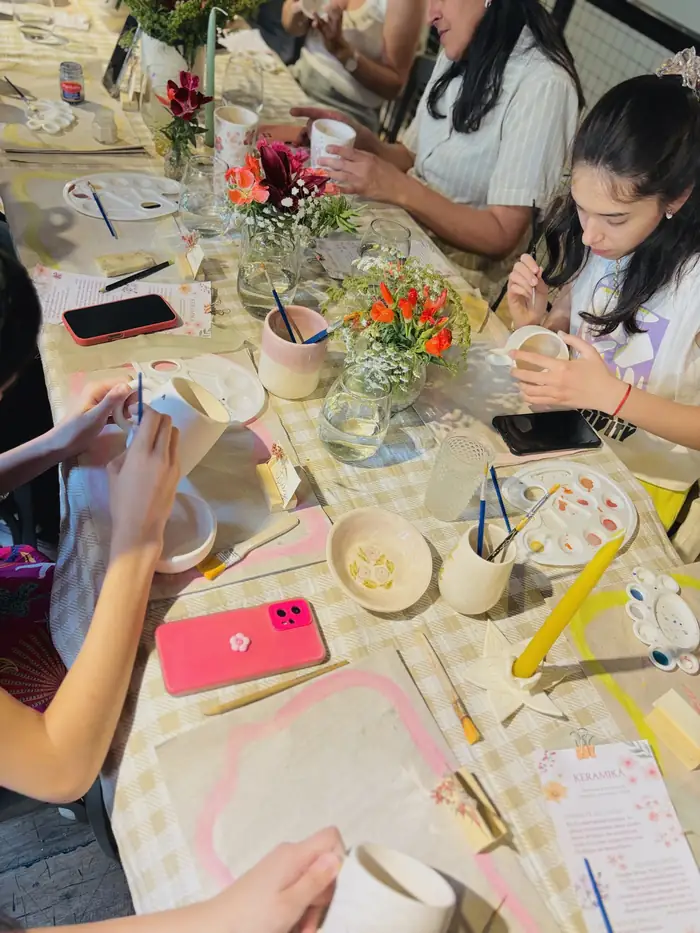Grupo grande pintando alrededor de la mesa