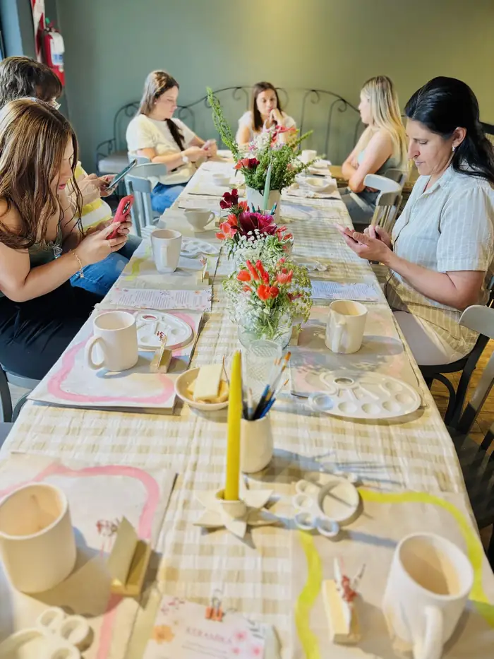 Grupo de amigas pintando cerámica en un taller CERAMIGAS