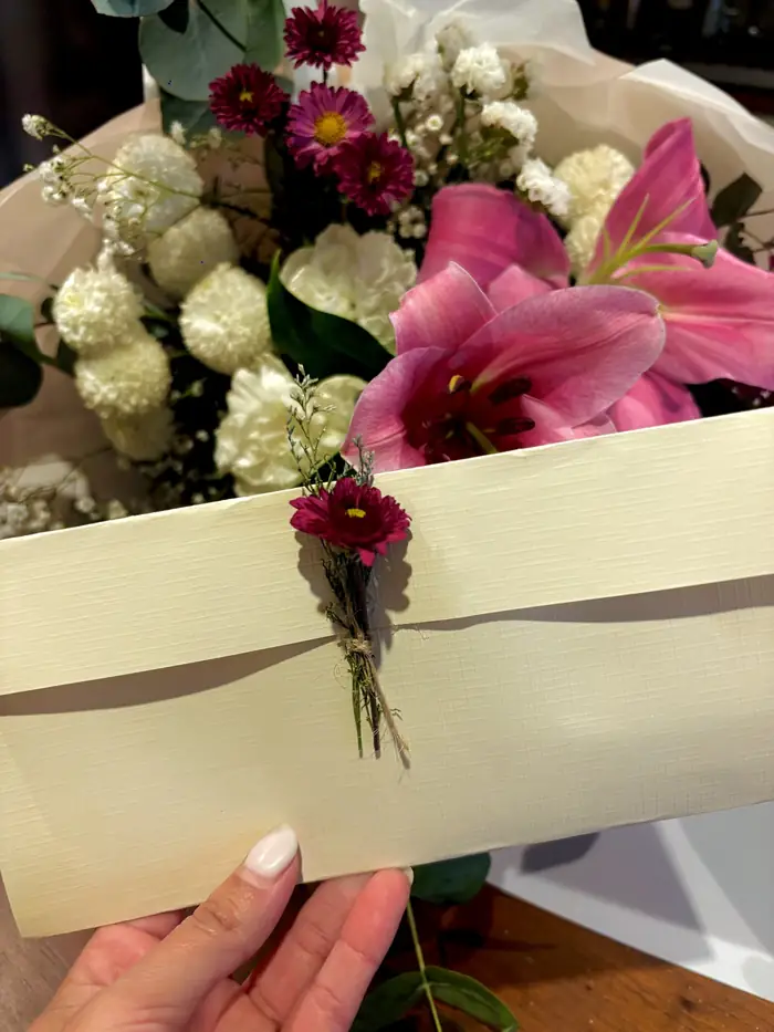 Caja con flores naturales y detalle artesanal