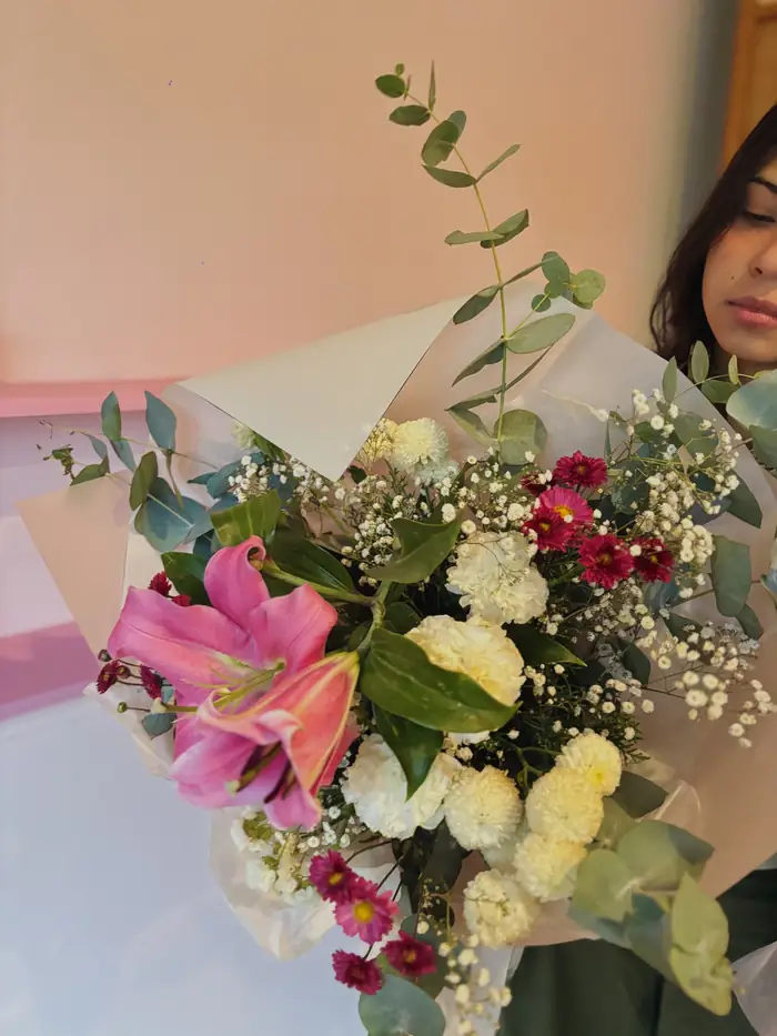 Ramo artesanal con liliums rosados, flores blancas y eucalipto