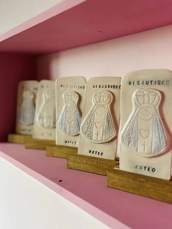 Souvenirs de bautismo de cerámica con nombre sobre base de madera