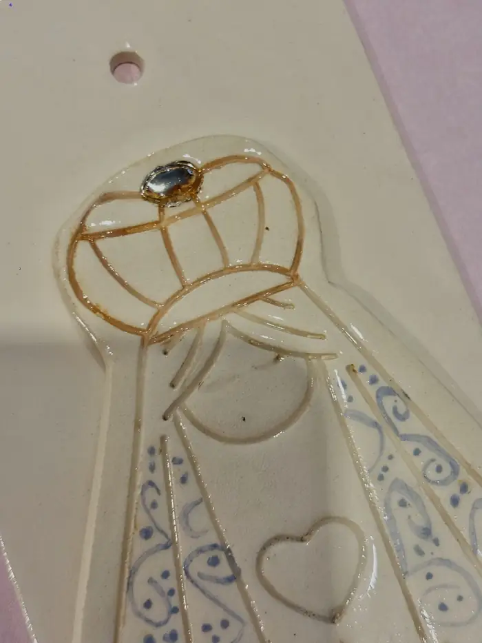 Detalle macro de pieza de cerámica pintada a mano con detalles dorados