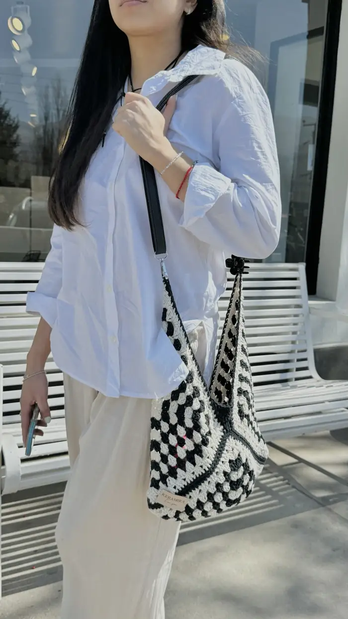 Bolso artesanal en uso