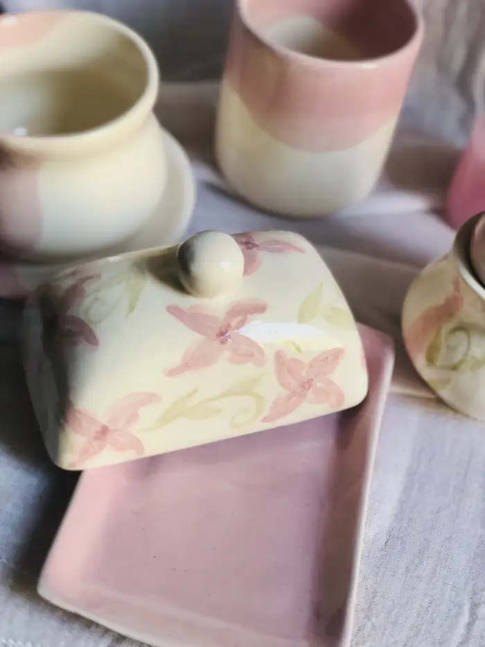 Mantequera de cerámica rosa con flores pintadas